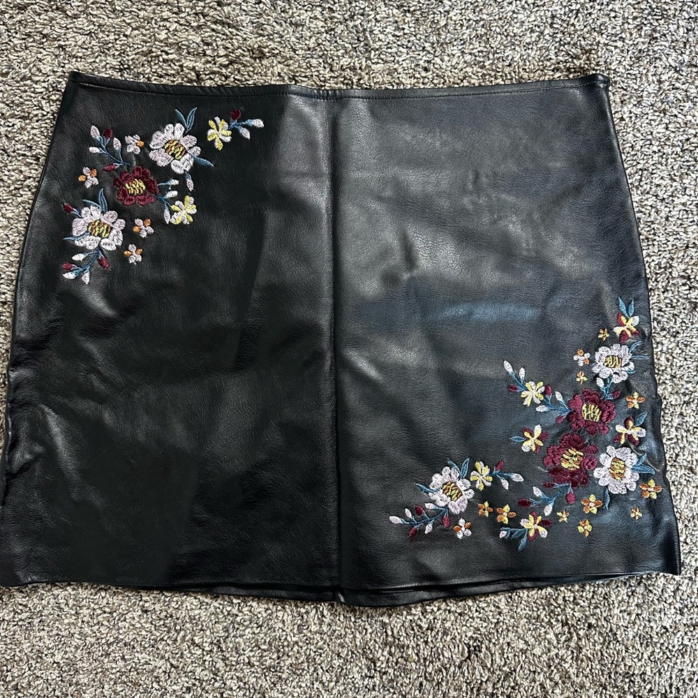 Vanilla Star Black Mini Skirt with Floral Embroidery